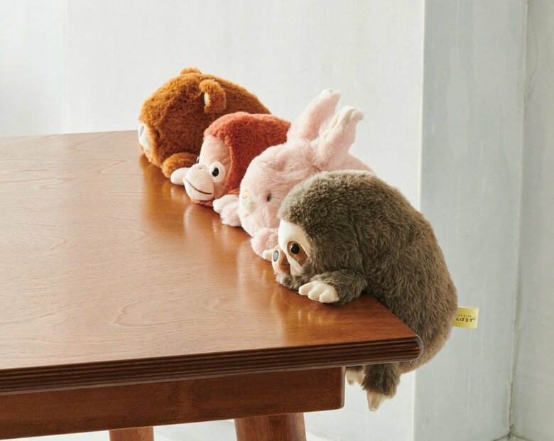 机にふんばっているように見える「ふんばるず」