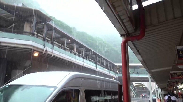 正午前の箱根湯本駅前の様子
