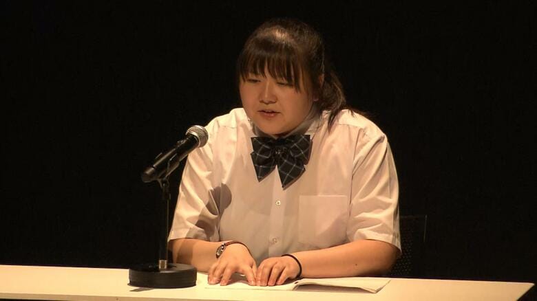 点字の台本を指でなぞりながら詩を朗読する鈴木稟々果さん（県立視覚支援学校高等部3年）