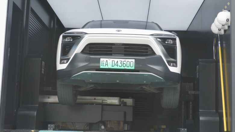 車体の下部から自動でバッテリーが取り外され交換される