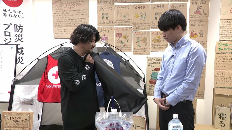 及川さんが手にしているのが防水タイプのリュック