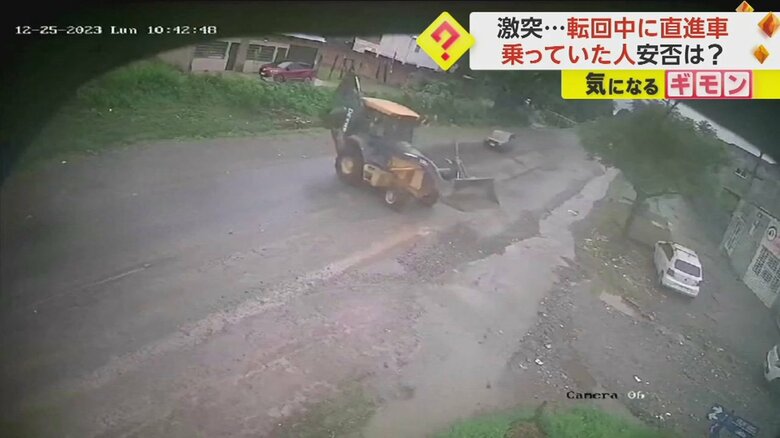 作業車のパワーショベルの部分に衝突する車(1)