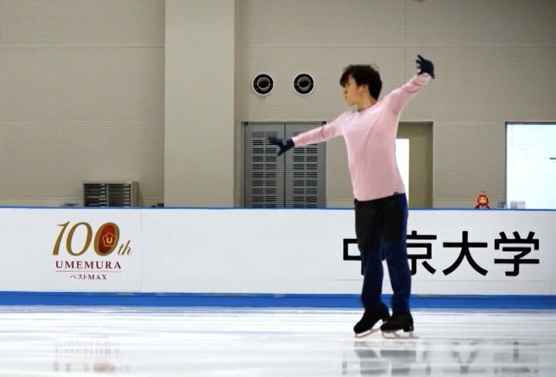 氷上練習に取り組む宇野
