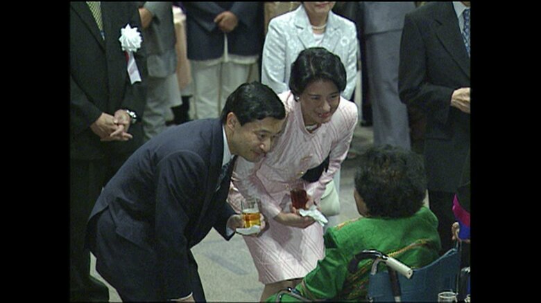 各国の参加者さと懇談されるご夫妻