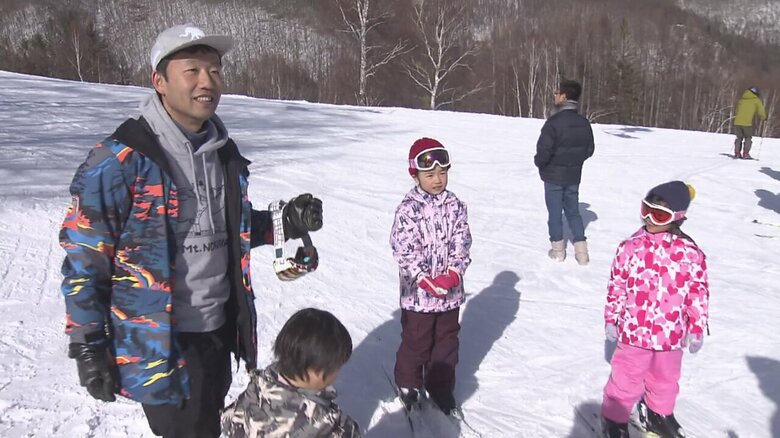 「限定パーカー」を着てきた男性と家族