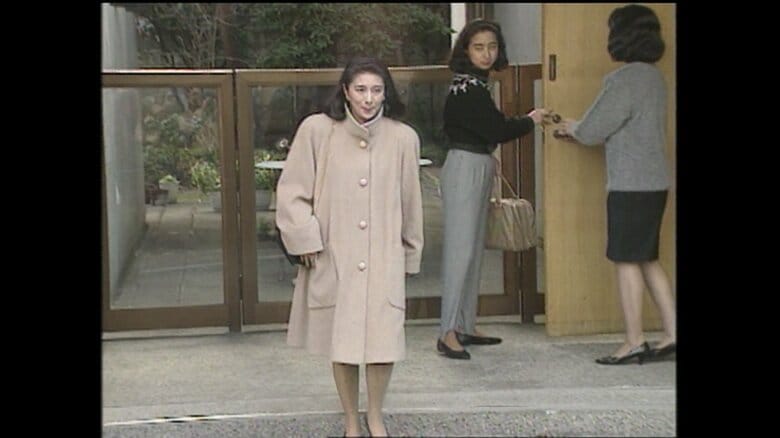 平成5(1993)年１月13日　東宮仮御所に向かうため自宅を出る小和田雅子さん