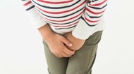 【もっと読む】子どもの便秘は大人とは別物！？モジモジしながら足をクロス、排便回数の少なさ…見逃したくない「うんち我慢」のサイン