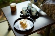 土産用の“試食”だけじゃない？温泉宿の「お着きお菓子」には入浴前の大事な役割が…どんな意味があるのか聞いた