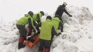 警察署内に雪山！？除雪する雪を活用し高さ８ｍ自作の訓練場　冬山での遭難事故に備え捜索技術の向上と迅速な救助目指す　福島・猪苗代警察署