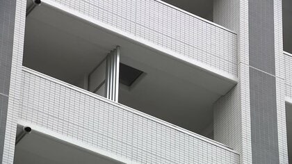 「息子が刺された」25歳男性重傷　片足首に“結束バンド”　非常用出口から“同居”男逃走か　全小学校で集団下校も　東京・豊島区