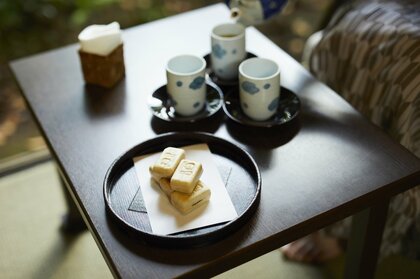 土産用の“試食”だけじゃない？温泉宿の「お着きお菓子」には入浴前の大事な役割が…どんな意味があるのか聞いた