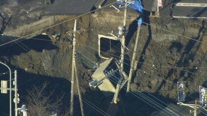 【続報】2つの陥没が“1つの巨大な穴”に…発生から2日以上経過もトラック運転手（74）の安否不明　現場へ流れ込む下水の「緊急放流」開始　埼玉・八潮市