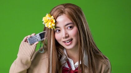 池田エライザ　“平成”ギャルやアイドルに変身！ ミニスカ×超厚底ブーツで美脚披露も…あの頃が懐かしいエモすぎ6変化