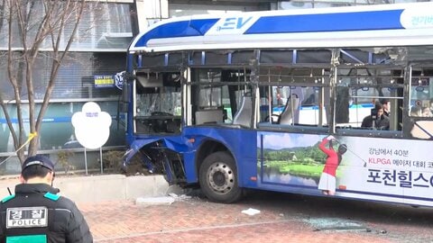 韓国・ソウル中心部でバスが歩道乗り上げビルに突っ込み複数の負傷者、2人重傷　現場は西大門駅近く