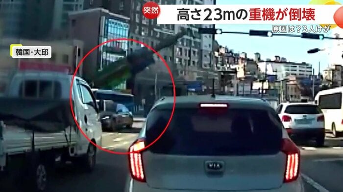 重機が交差点側に倒れてくる瞬間