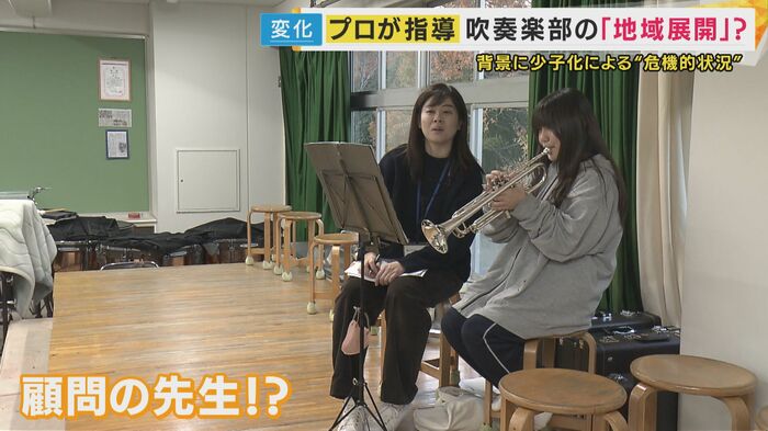 中学生を指導するプロのサクソフォン奏者 野島レナさん