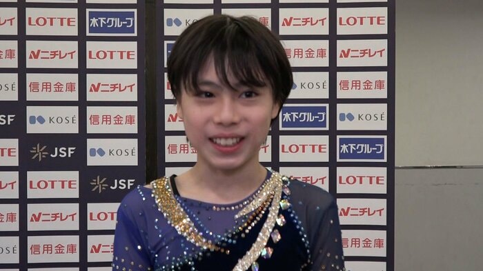 表彰式後、演技を振り返る佐久間(全日本ノービス)