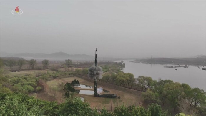 遠方から捉えた発射の瞬間(朝鮮中央テレビ)
