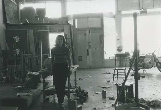 ロサンゼルスのアトリエにて 1964年Courtesy of Vija Celmins Studio