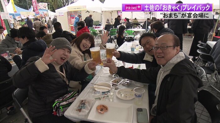 午前中から高知市中心街は「乾杯」の声で大盛り上がり!