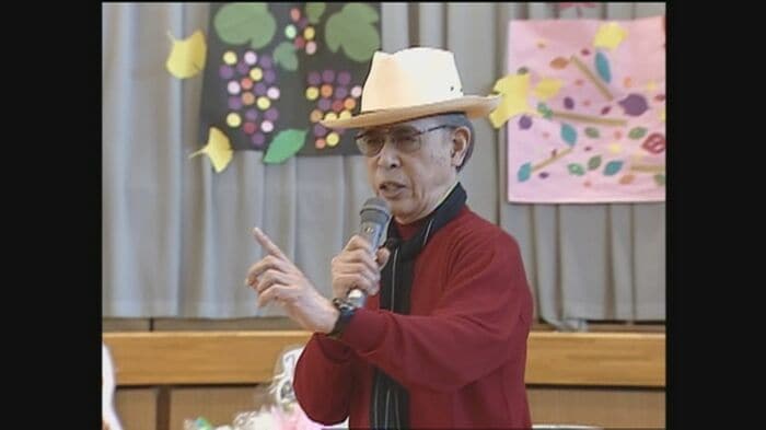 母校・後免野田小学校(高知県南国市)で歌うやなせさん(2003年)