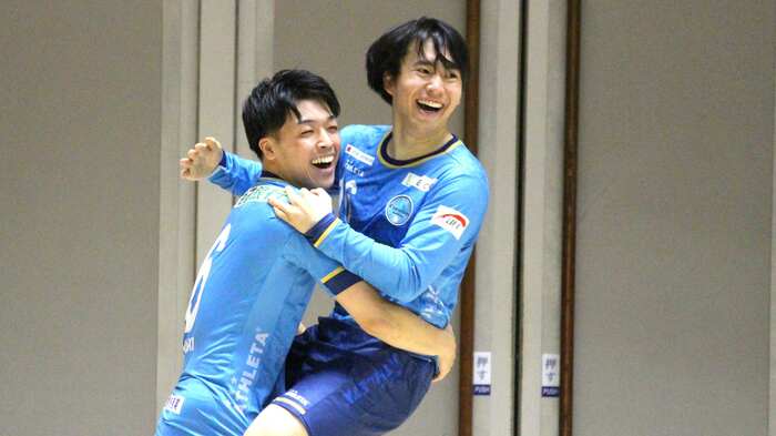 逆転のゴールを決め喜ぶ笠島大暉選手(左)