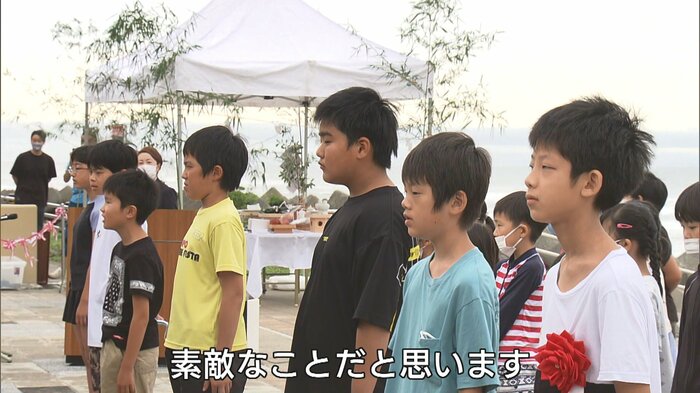 地元の児童が12年ぶりの海開きをお祝い