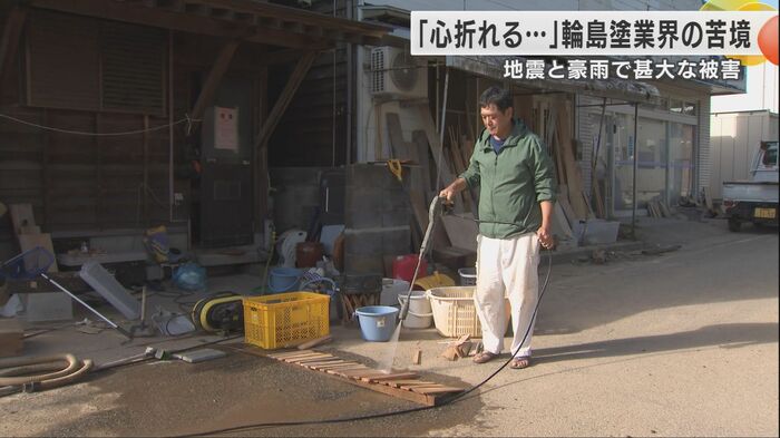 再起に向けて木材を洗い流す作業を進める蔵田さん
