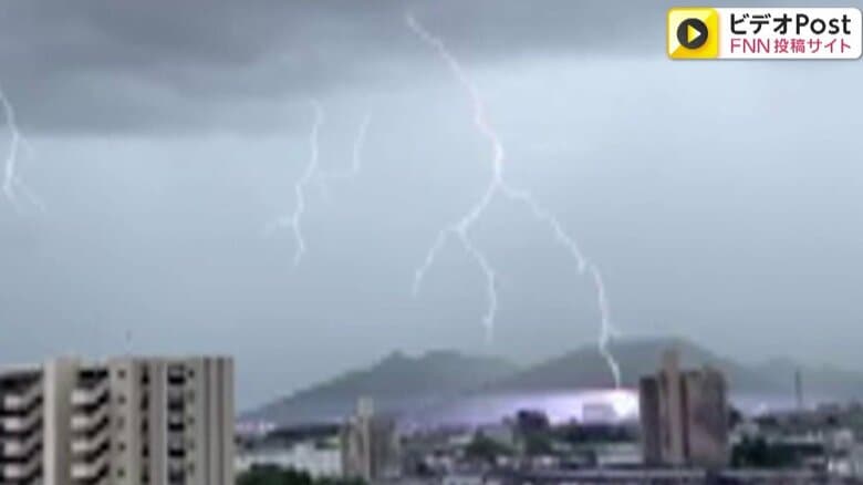 無数の稲光「空が全体に光りドンッと響くような感じ」…広範囲で強い雨となった23日「一気に降り出し滝に踏み込んだよう」台風2号北上、25日にかけ警戒｜FNNプライムオンライン