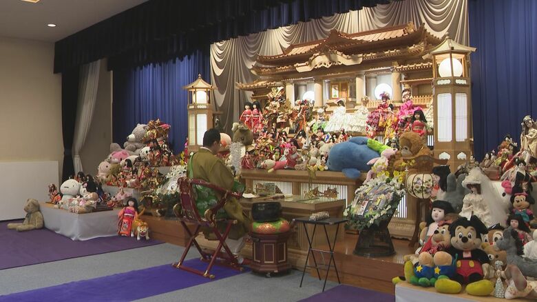 大切にされてきたぬいぐるみ等…『人形供養祭』多くの人が持ち寄り1日で約7千体が供養される 愛知県豊田市｜FNNプライムオンライン