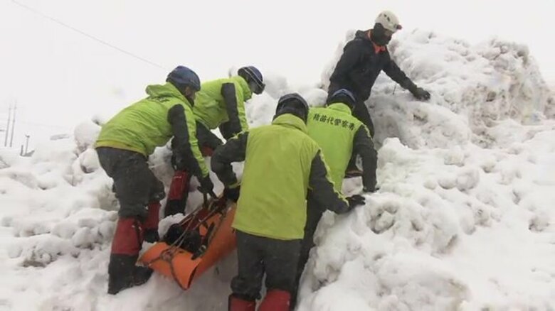 警察署内に雪山！？除雪する雪を活用し高さ８ｍ自作の訓練場　冬山での遭難事故に備え捜索技術の向上と迅速な救助目指す　福島・猪苗代警察署｜FNNプライムオンライン