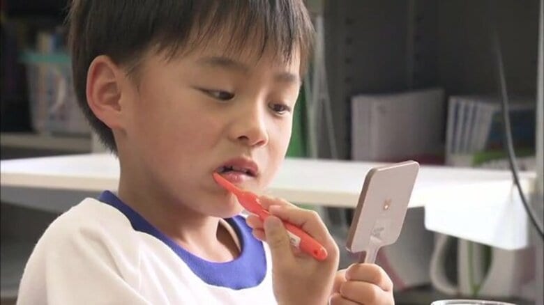 虫歯の子供が多い福島県　虫歯ゼロの小学校でやっていたのは「はみがき体操」！？　鉛筆持ちでやさしく細かく　歯科医が基本を伝授｜FNNプライムオンライン