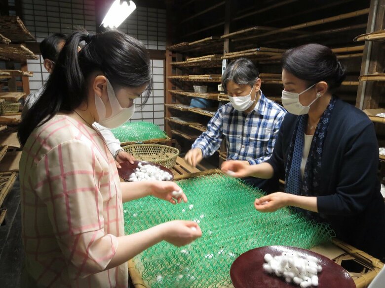 繭掻き(6月11日・写真:宮内庁提供)
