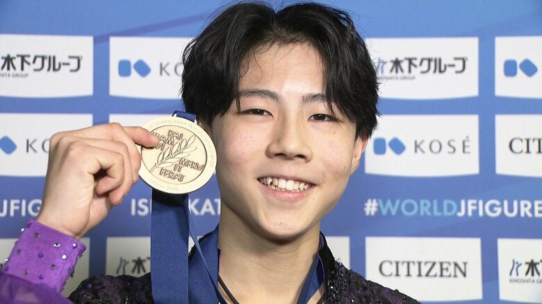 メダルを手に嬉しそうにする西野