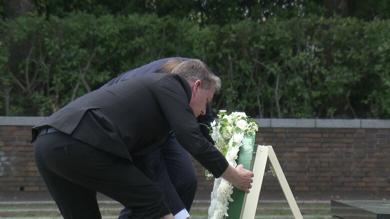 フリードネス委員長は原爆落下中心碑に献花した