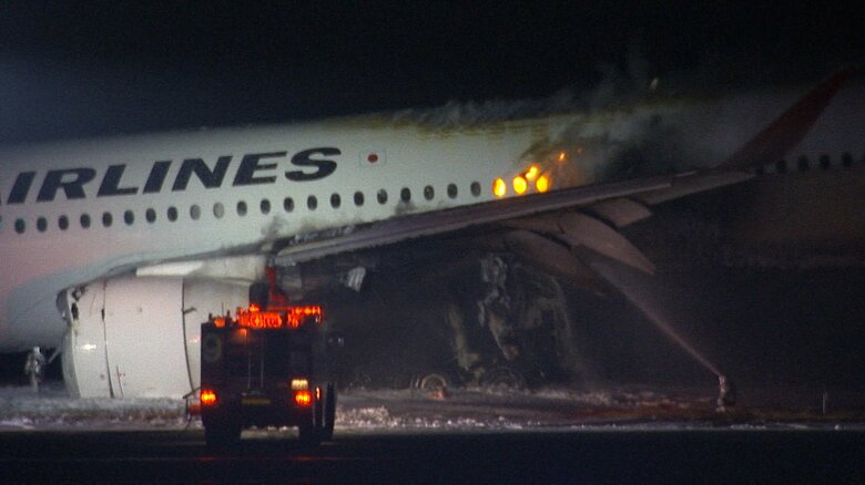羽田空港で炎上する日航機