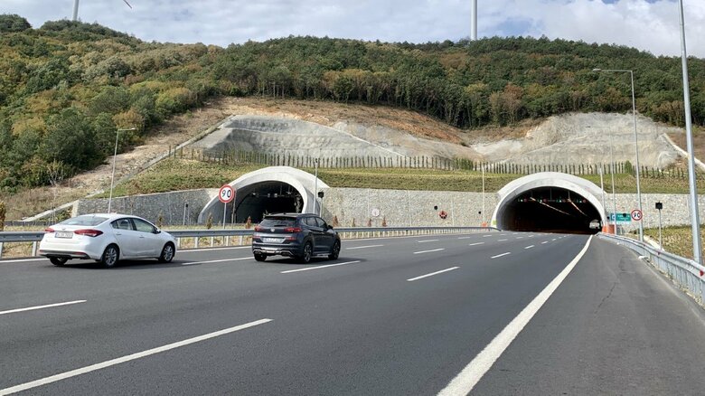 トンネルを意外な乗り物が通過