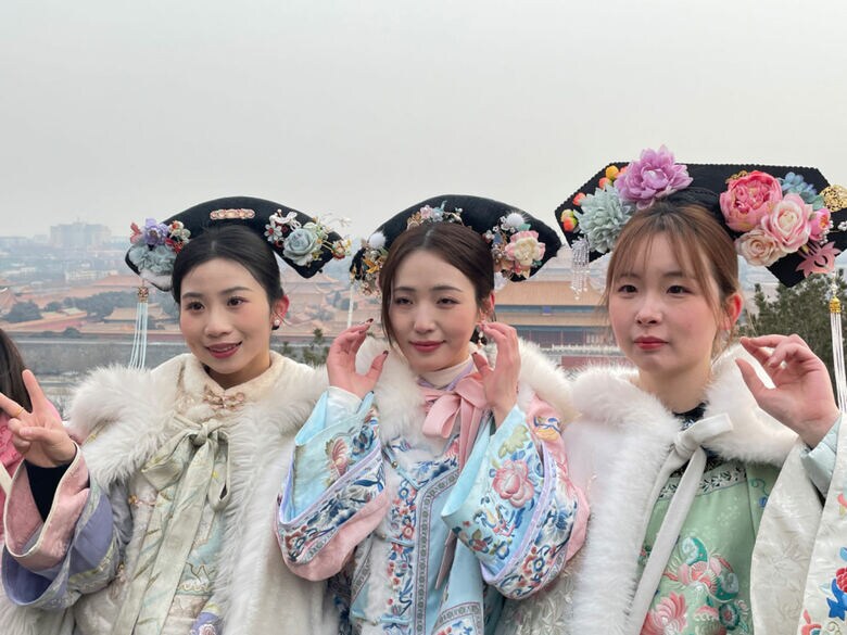 北京の観光地では着飾った女性達がよく見られる