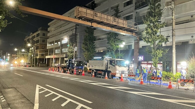 無電柱化の工事は夜間行われている。午後9時ごろ　杉並区