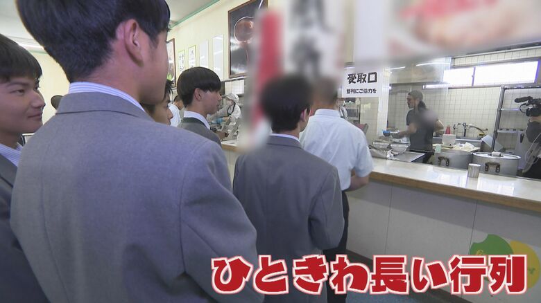 柳川高校の学食で行列ができている様子