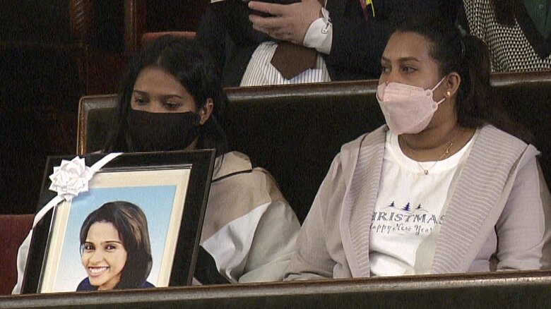 審議入りした国会を傍聴したウィシュマさんの遺族（13日）