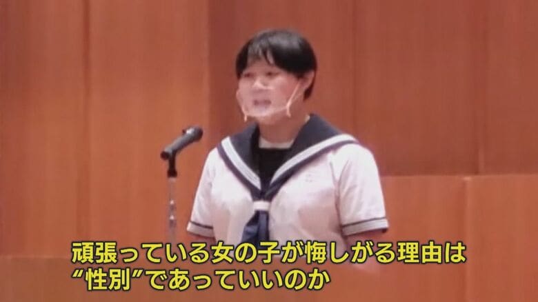 スピーチコンテストで作文を発表