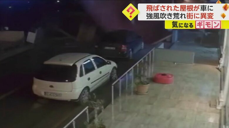 トルコ・リゼで吹き飛ばされた屋根が車にぶつかる瞬間(3)