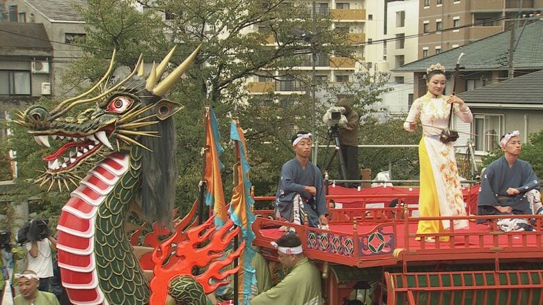 船上で二胡の演奏も
