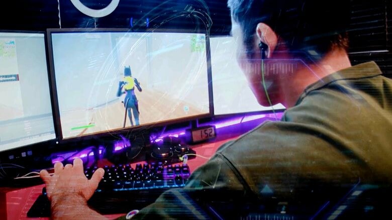 ゲームに興じる高藤