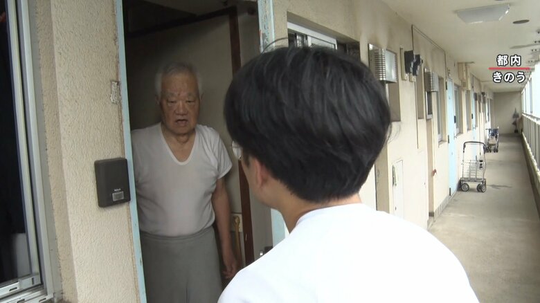 取材班を迎え入れる　堀越善治郎さん(83)