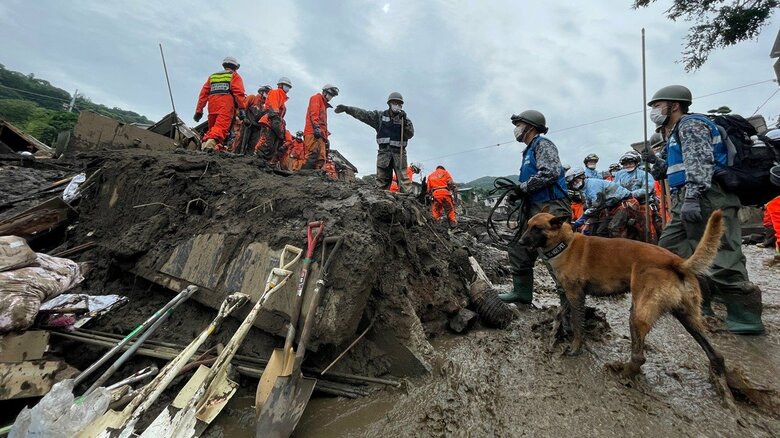 熱海市土石流の現場で作業にあたる災害救助犬と自衛官　提供：自衛隊・統合幕僚監部