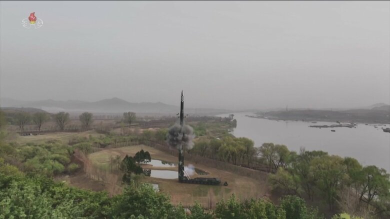 遠方から捉えた発射の瞬間（朝鮮中央テレビ）