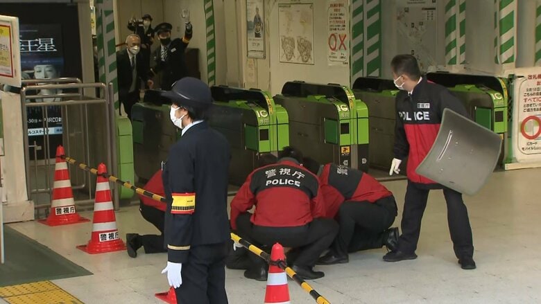 訓練では、けが人を搬送する手順なども確認された