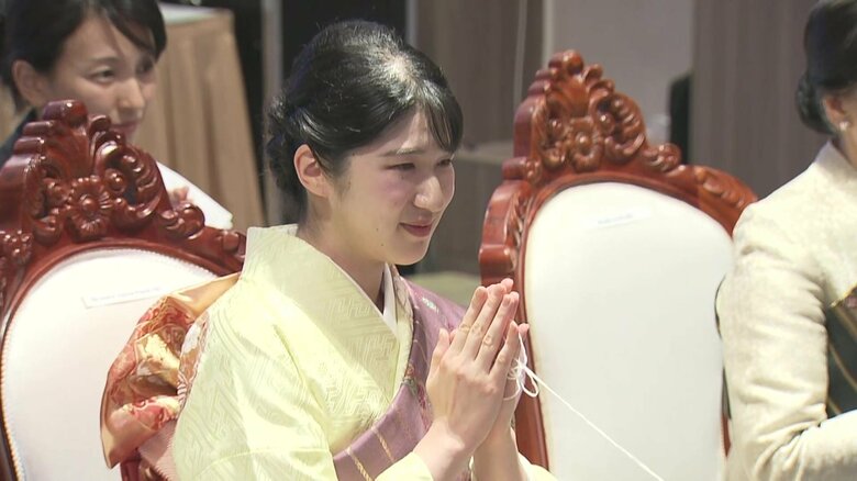 ラオス伝統の幸せを祈る「バーシー」の儀式に臨まれた